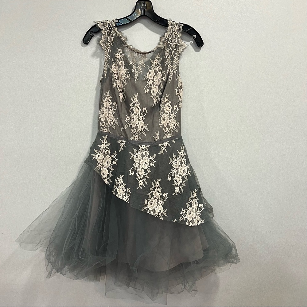Nha Khanh Elegant Gray & Off-White Floral Lace W/ Eyelash Lace Mini Puff Dress